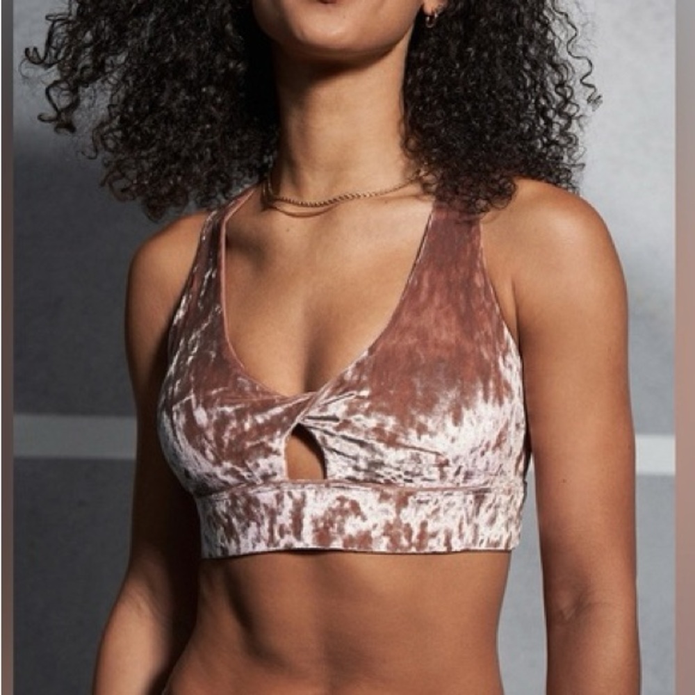 Fabletics Oasis Crushed Velour Twist Sports Bra